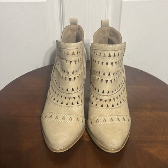 🔥 Mi.iM 'Trixi' Ankle Heeled Booties - Cream Color - 3” Rise Heel - Sz 6 - EUC - Picture 2 of 14